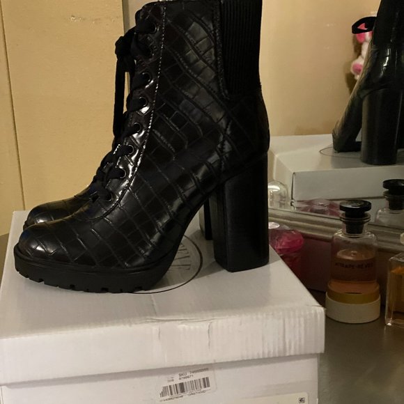 Womans Boots - Picture 1 of 3